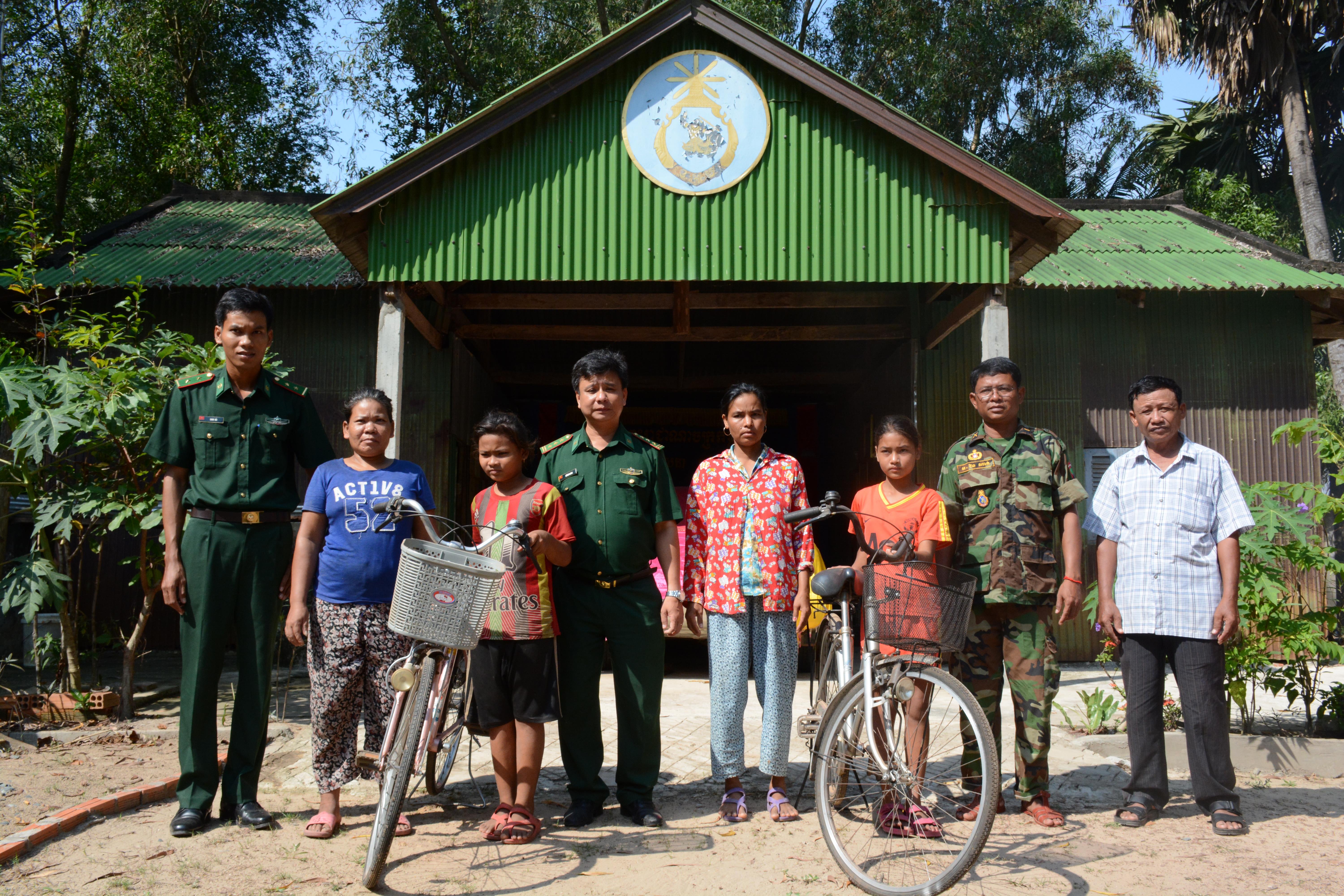 Niềm vui ở bên kia biên giới